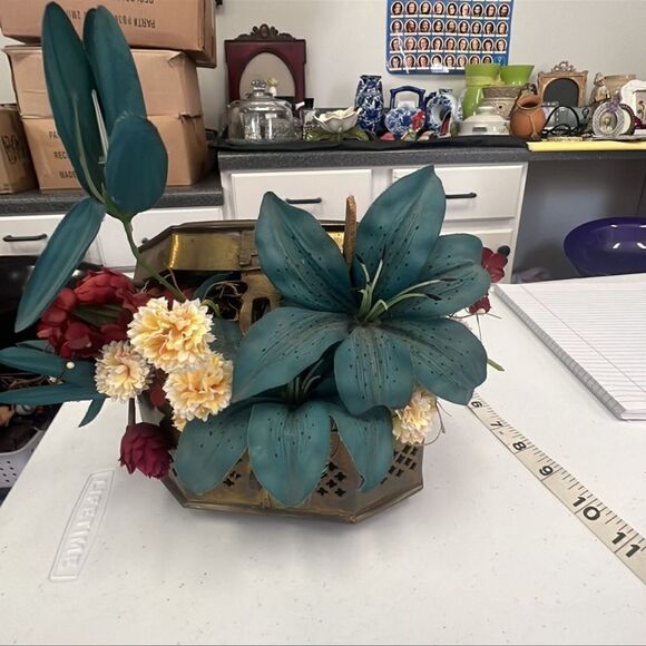 Vintage Brass Box w/Flowers - Picture 3 of 6